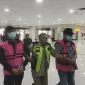 Kedua tersangka saat diamankan Kejaksaan