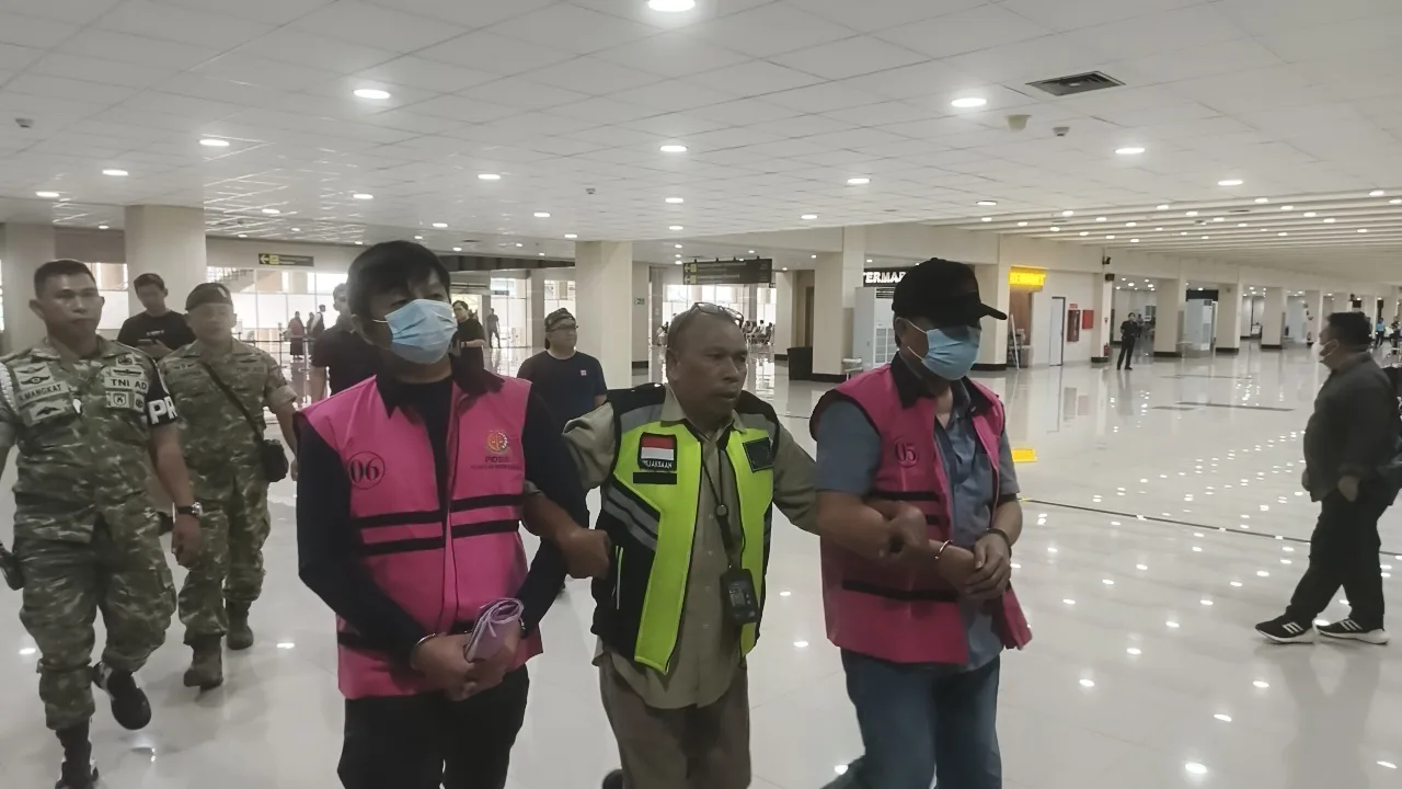 Kedua tersangka saat diamankan Kejaksaan 