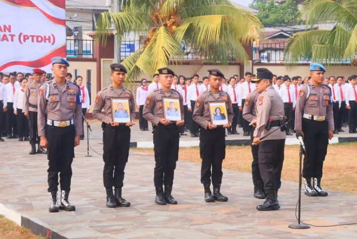 Kapolda Sulut Irjen Pol Yudo Hermanto saat memimpin upacara PTDH di Halaman Mapolda Sulut